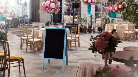 Reklamní áčko modré barvy s křídovou tabulí 118x61 cm