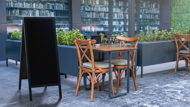 Magnetický křídový reklamní stojan voděodolný 150x61 cm ČERNÝ RÁM
