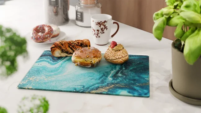 Skleněná krájecí deska MODRÁ / ZLATO 30 × 40 cm – kuchyňská deska, ochranná deska, skleněný tác