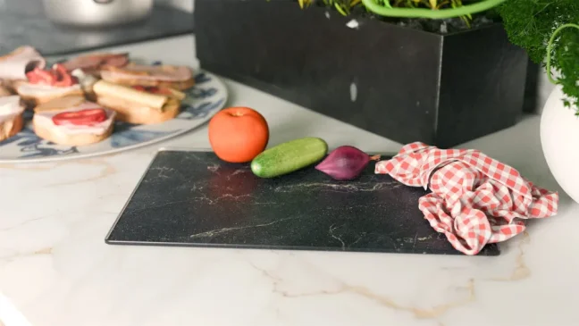 Sklenená doska na krájanie ČIERNY MRAMOR 30 × 20 cm