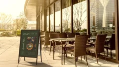 Obojstranná reklamná tabuľa A1 v čiernom hliníkovom ráme