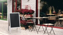 Reklamní áčko bílé barvy s křídovou tabulí 118x61 cm
