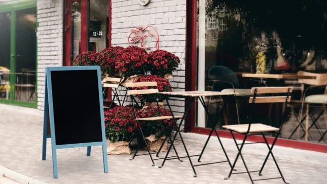 Reklamní áčko modré barvy s křídovou tabulí 118x61 cm