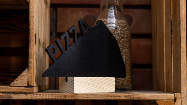 Čierna kriedová obojstranná tabuľa na stôl - PIZZA súprava 4 ks so stojanmi