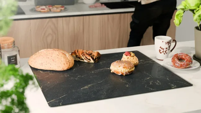 Sklenená kuchynská doska MRAMOR ČIERNÁ 60x52cm - doska na krájanie - ochranná doska