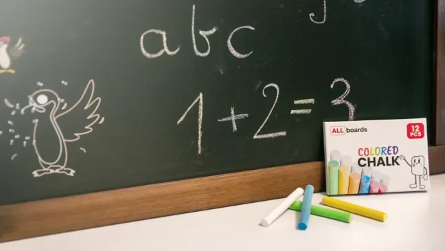 Křída na tabule – sada 12 kusů: 6 bílých + 6 barevných