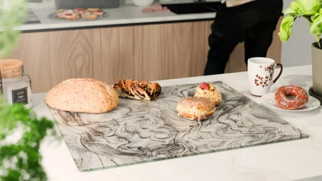 Sklenená doska na krájanie SKAMENENÉ DREVO 60 × 52 cm