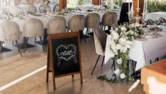 Reklamní áčko s křídovou tabulí 100x50 cm-široký horní rám
