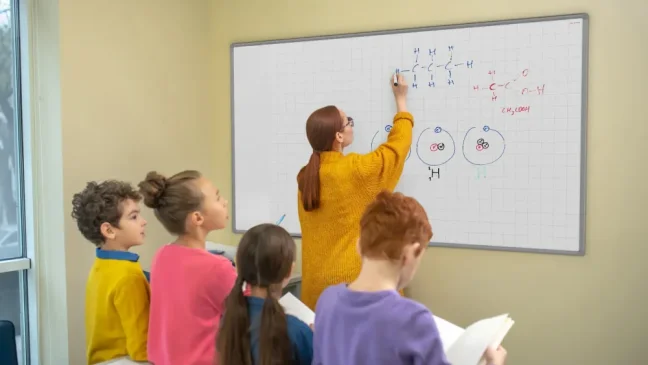 Suchostierateľná tabuľa 170×100 cm s hliníkovým rámom, magnetickou fóliou (mriežka)