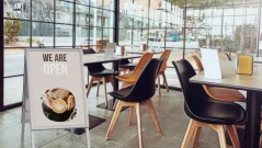 Obojstranná reklamná tabuľa B2 v striebornom hliníkovom ráme