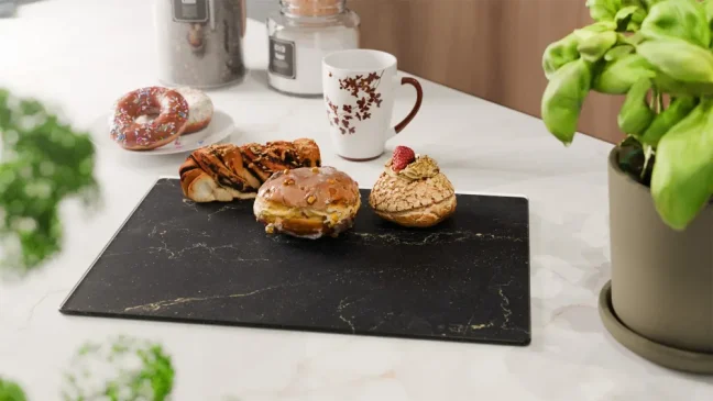 Skleněná krájecí deska ČERNÝ MRAMOR 30 × 40 cm – kuchyňská deska, ochranná deska, skleněný tác