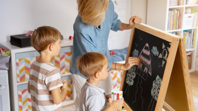 Detská obojstranná tabuľa - kriedový a magnetický povrch 120 cm