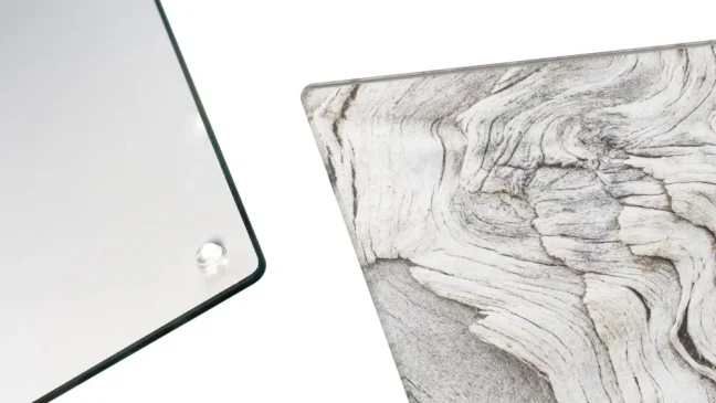 Sklenená doska na krájanie SKAMENENÉ DREVO 30 × 40 cm – kuchynská doska, ochranná doska, sklenený podnos