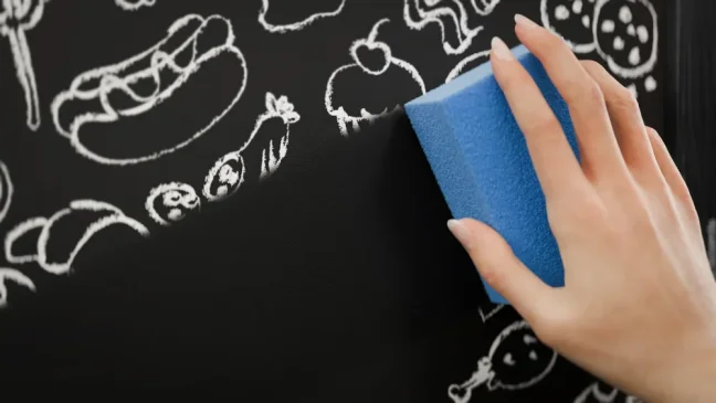 Čierna kriedová tabuľa 120×60 cm – drevený rám ECO