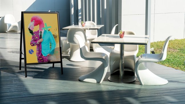 Oboustranná reklamní tabule B2 v černém hliníkovém rámu