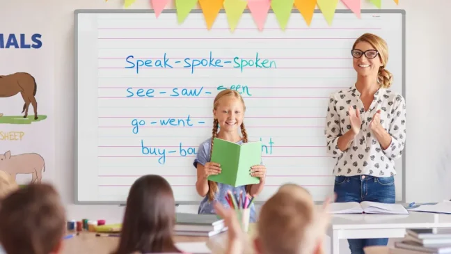 Bílá suchostíratelná tabule 170×100 cm s hliníkovým rámem, magnetickou fólií (trojlinka)