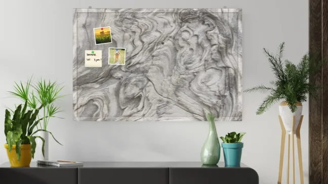 Potištěná korková tabule ZKAMEŇELÉ DŘEVO 90x60 cm, dřevěný rám