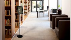 Reklamný stojan A4 s čiernym hliníkovým rámom - MENU