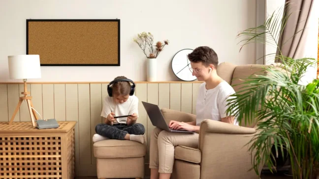 Korková tabuľa 80x40 cm lakovaný drevený rám ČIERNY